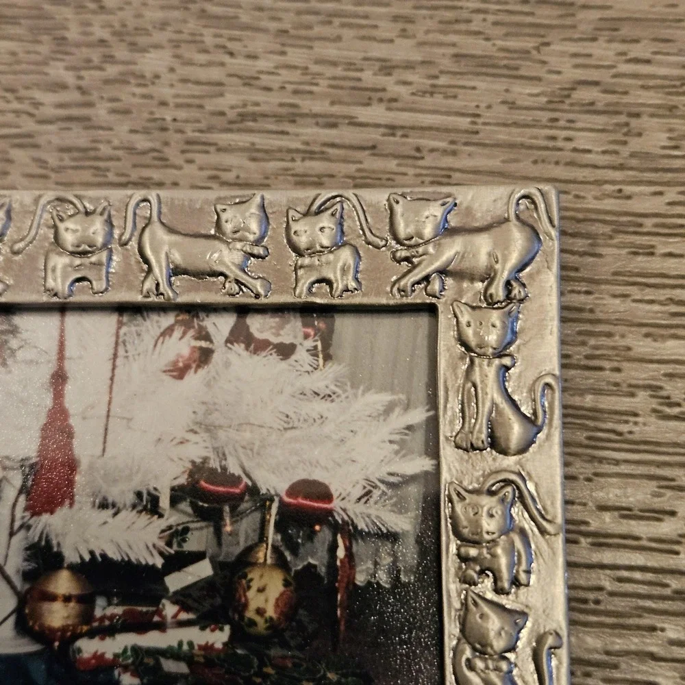 VTG silver-tone pewter picture frame embossed sculpted cats whimsical playful